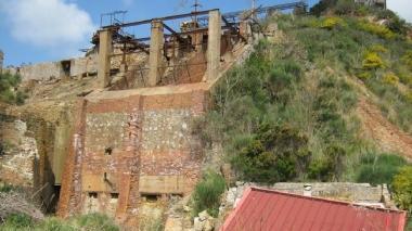 Un’immagine delle vecchie strutture a servizio dell’attività mineraria all’interno del comparto di Vigneria a Rio Marina