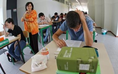 Una insegnante durante la prova di maturit&agrave; 