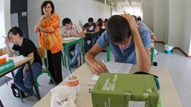 Una insegnante durante la prova di maturità