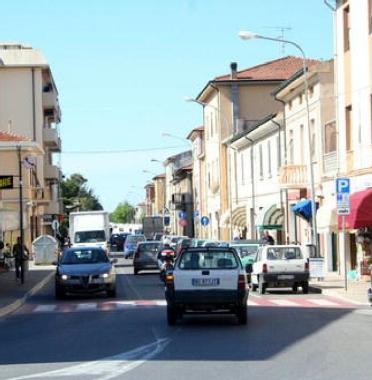 La zona di via Cerrini a Venturina e a destra uno scorcio del centro storico di Campiglia     