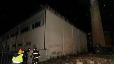 I vigili davanti alla palestra. In secondo piano la ciminiera