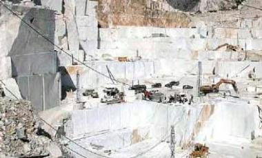 Una veduta delle cave nei bacini marmiferi carraresi Il settore lapideo apuano attende da anni un marchio 