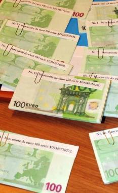 Sorpresi con 1.200 euro falsi stavano per spacciarli in città