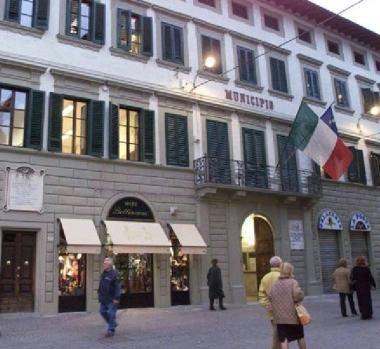 Nella foto sopra lingresso di Palazzo Stefanelli, sede del Comune di Pontedera e sotto alcuni dipendenti al lavoro 