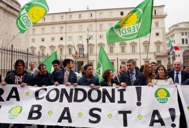 Una manifestazione ambientalista contro i condoni