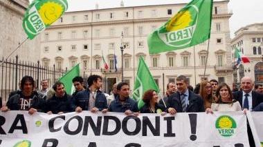 Una manifestazione ambientalista contro i condoni