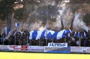 Tifosi biancoblù e, a fianco Pierino Donati