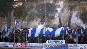 Tifosi biancoblù e, a fianco Pierino Donati
