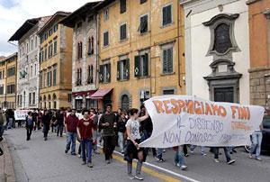 Immigrazione, Fini contestato a Pisa
