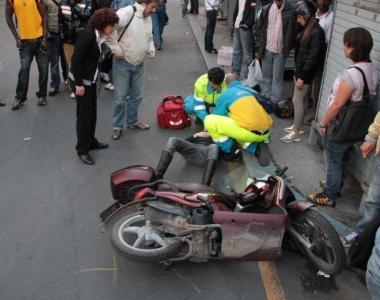 Scontro fra scooter, due feriti