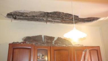 <b>PAURA. </b>Il buco nel soffitto dell’appartamento all’ultimo piano in via Palestro 75 invaso dai calcinacci e i vigili del fuoco in azione in casa