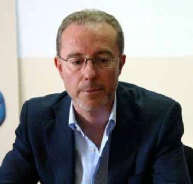 A sinistra il pm Manotti, a destra la forestale mette i sigilli a uno dei fabbricati sequestrati dopo la segnalazione di alcuni cittadini indispettiti dagli evidenti abusi edilizi 