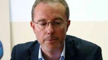 A sinistra il pm Manotti, a destra la forestale mette i sigilli a uno dei fabbricati sequestrati dopo la segnalazione di alcuni cittadini indispettiti dagli evidenti abusi edilizi