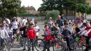 Bambini a lezione d'educazione stradale