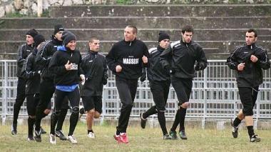 Sopra il patron della Massese Giorgio Turba portato in trionfo dai tifosi bianconeri; a sinistra l’allenamento dei giocatori