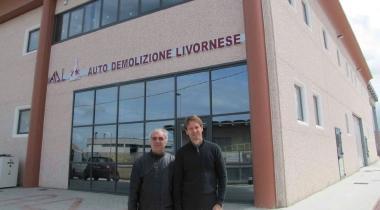 A sinistra, Lido Giusti e Riccardo Gelli davanti alla nuova sede dellazienda 