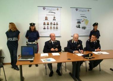 La polizia lucchese mentre illustra loperazione In basso uno scontro tra auto   