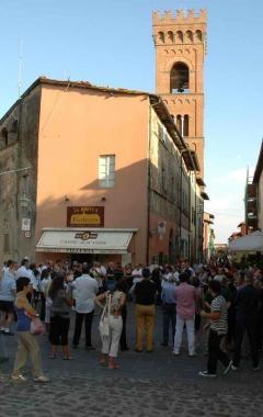 Folla alla festa del vino a Montecarlo 