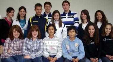 Le sette coppie di gemelli che frequentano la scuola media di Orentano                  