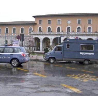 Controlli della polizia nella zona della stazione 