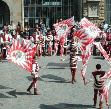 Da domani Giochi di bandiera tra le contrade che tornano a sfidarsi dopo il Palio dei micci 