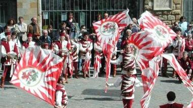 Da domani Giochi di bandiera tra le contrade che tornano a sfidarsi dopo il Palio dei micci