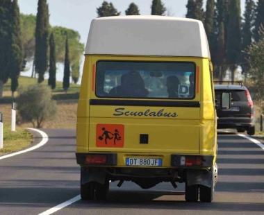 Uno scuolabus con i bambini a bordo    