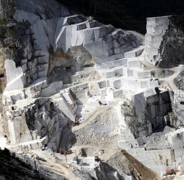 Il sindaco Angelo Zubbani e a destra una veduta delle cave 