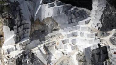 Il sindaco Angelo Zubbani e a destra una veduta delle cave