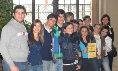 In alto, i ragazzi della 4&ordf;B Igea del Pacini vincitori del concorso; sotto la 5&ordf;A dellistituto tecnico Fedi, giunta al terzo posto 