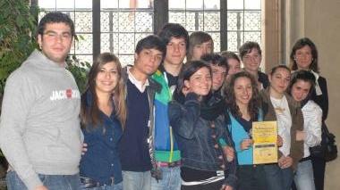 In alto, i ragazzi della 4ªB Igea del Pacini vincitori del concorso; sotto la 5ªA dell’istituto tecnico Fedi, giunta al terzo posto