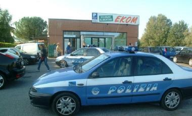 Le volanti della polizia davanti al discount Ekom in via Romana ad Antraccoli 