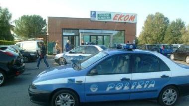 Le volanti della polizia davanti al discount Ekom in via Romana ad Antraccoli