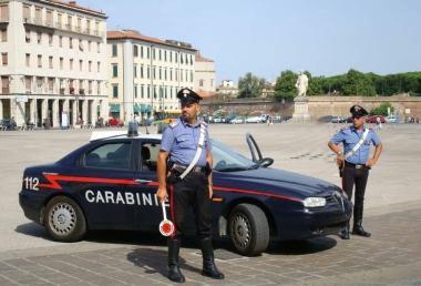 Una pattuglia di carabinieri in piazza della Repubblica 