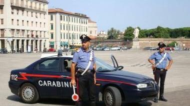 Una pattuglia di carabinieri in piazza della Repubblica