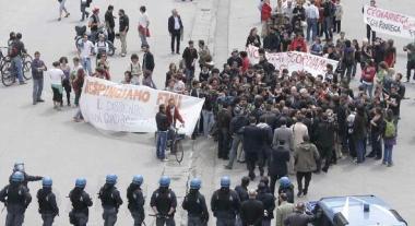 Momenti della protesta contro Fini In alto a destra la mediazione del professor Consorti 