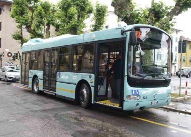 Autobus nuovi fermi in deposito