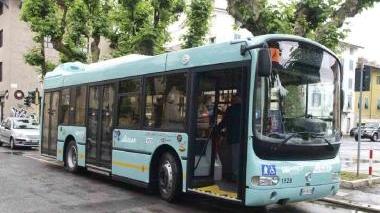 Autobus nuovi fermi in deposito