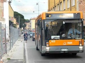 Coltello alla schiena: «Dacci il portafogli»