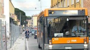 Coltello alla schiena: «Dacci il portafogli»