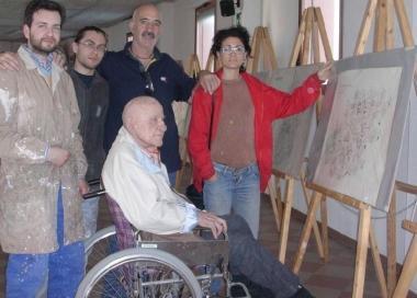 <b>LOMAGGIO A BACCO.</b> Sopra: Carlo Vannucci mentre visita la mostra alla Cittadella A destra: il Lorenzo il Magnifico con cui vinse il 1&ordm; premio nel 1953  