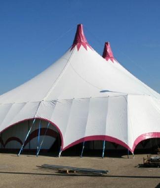 Il nuovo teatro tenda nellarea dellex mercato di Avane  