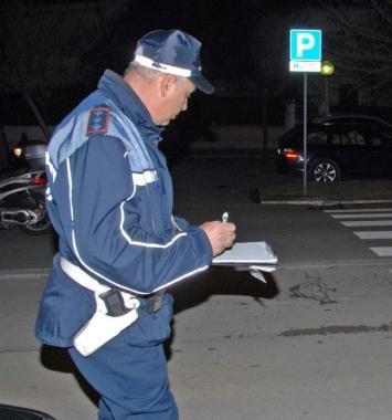 Chiede l'elemosina con il figlio in tasca ha 300 euro: denunciata
