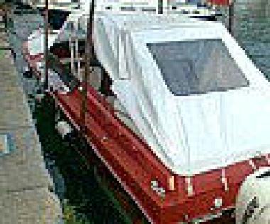 <b>RECUPERO.</b> Il motoscafo tirato a secco 