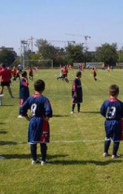 <b>EDUCAZIONE FISICA.</b> Bambini mentre fanno sport 