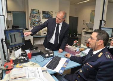 Una firma viene digitalizzata allufficio passaporti della questura 