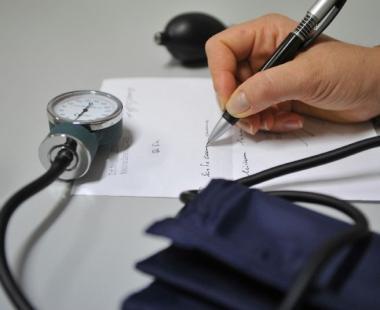Un certificato vecchio stile compilato a penna 