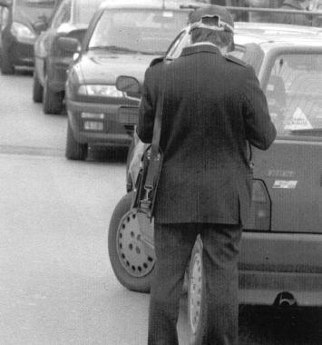 Unagente della polizia municipale in servizio 
