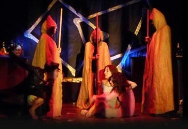 Uno spettacolo della compagnia AmniO Teatro   