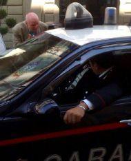 Una pattuglia dei carabinieri mentre effettua controlli   